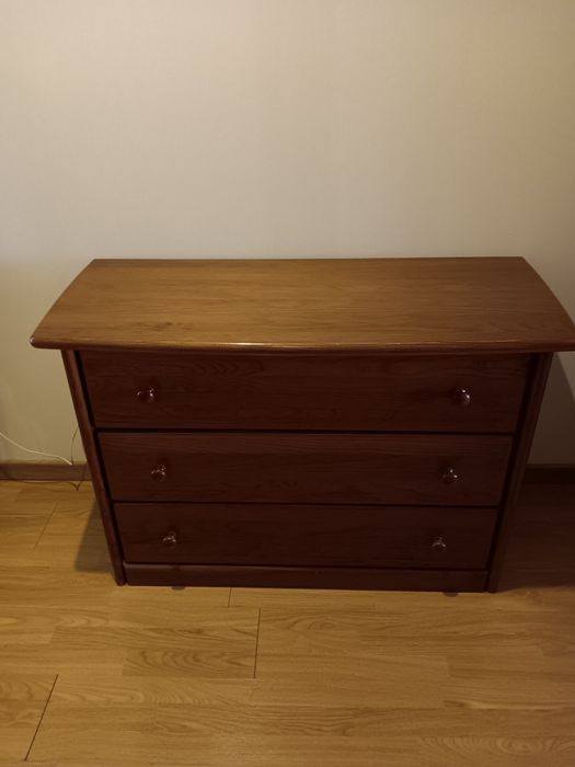 Vendo comoda madeira maciça. Zona do Porto.