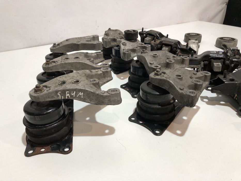 Подушка (опора, кранштейн) двигуна /коробки Шкода Фабія /Румстер мотор