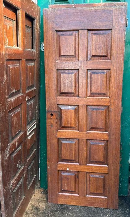 Portas antigas em madeira maciça, sem aduela