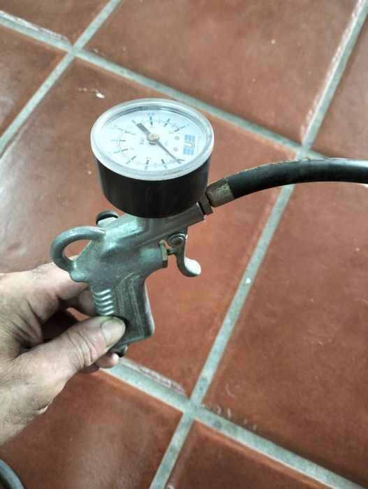 Duas pistolas de encher pneus