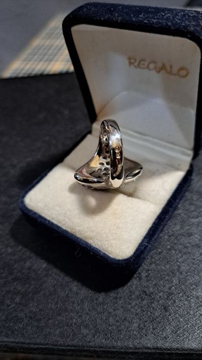 Aneis em prata contrastada.