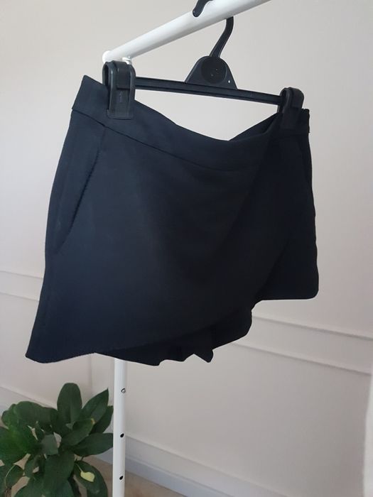 Krótkie czarne spodenki na zakładkę cache