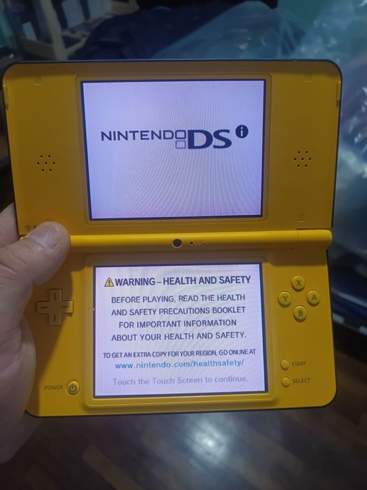 Nintendo DSi XL Amarela