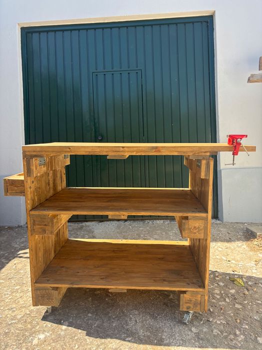 Mesa de trabalho em madeira