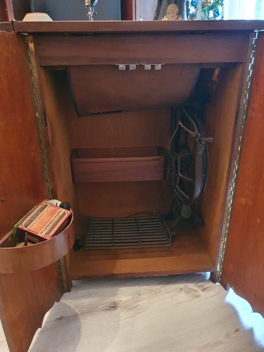 Máquina Costura SINGER Vintage com móvel integrado