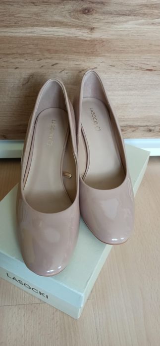 Buty lakierki na obcasie Lasocki. Czółenka