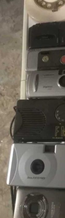 Rádios antigos entre outros eletrônicos para colecionadores