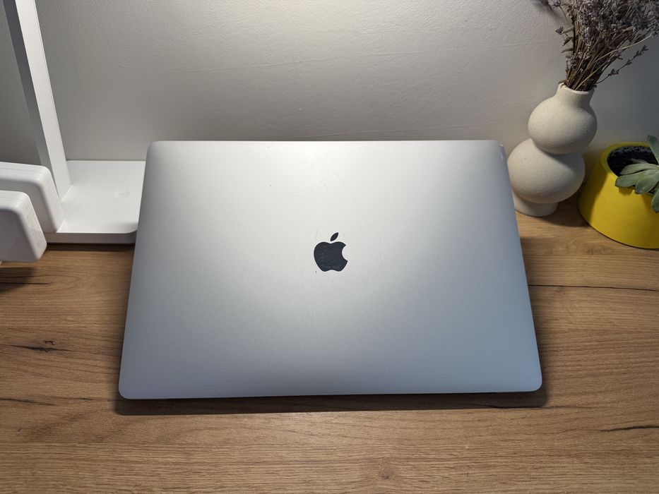 MacBook Pro 16 2019 8-Core i9 32GB RAM 512GB Radeon 4Gb