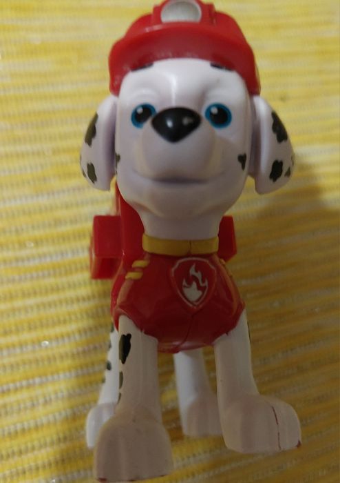 Marshall -figurka z psiego patrolu z ruchomą wyrzutnią.