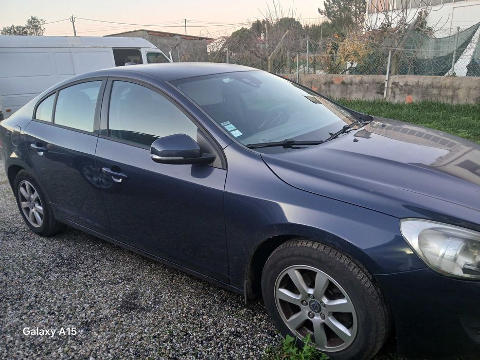Vendo VOLVO S60, em otimas condições,  estofos e assentos em bom estado, pneus novos.  Carro confortável,  muito seguro com design muito agradável