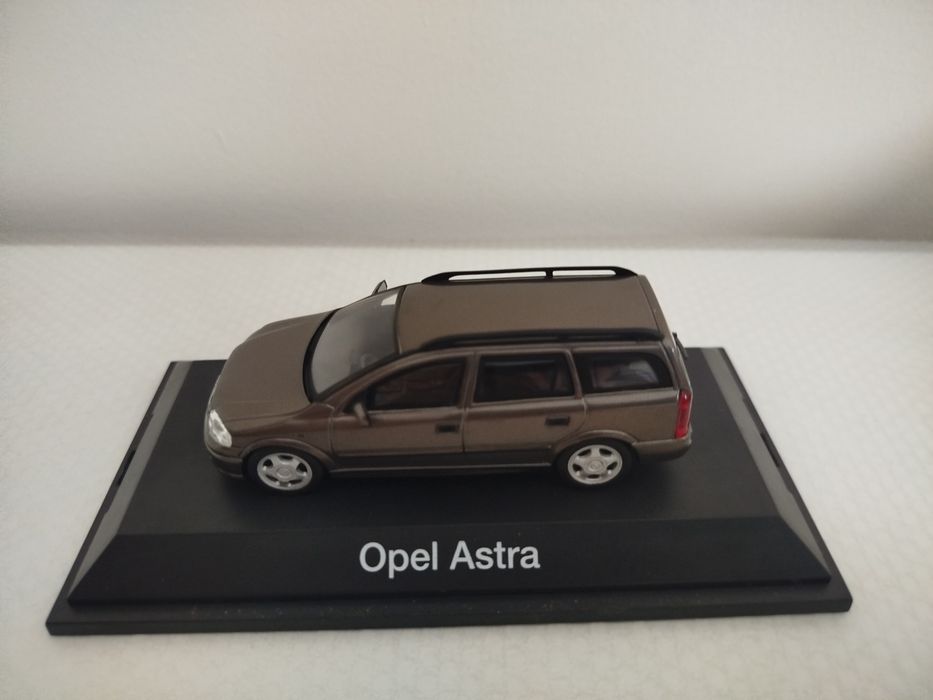 Miniatura Opel Astra Caravan 1/43 Nova