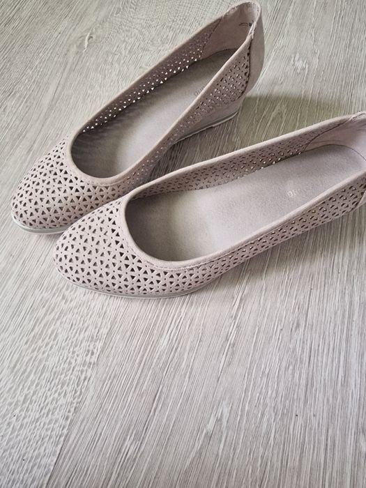 Urokliwe buty na koturnie
