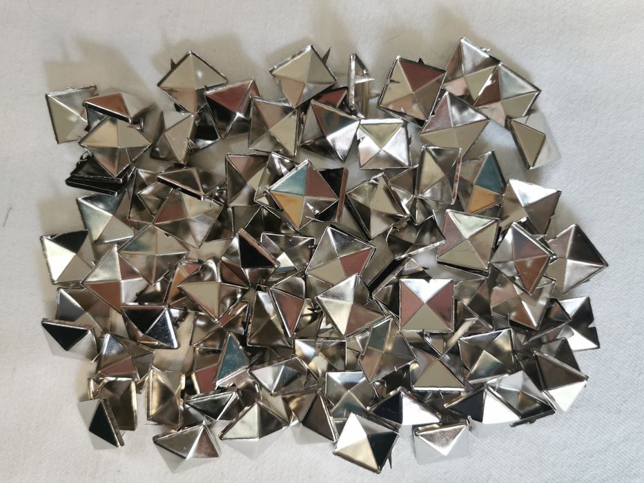 100szt Ćwieki nity piramidki 15x15mm srebrne do torebek pasków kurtek