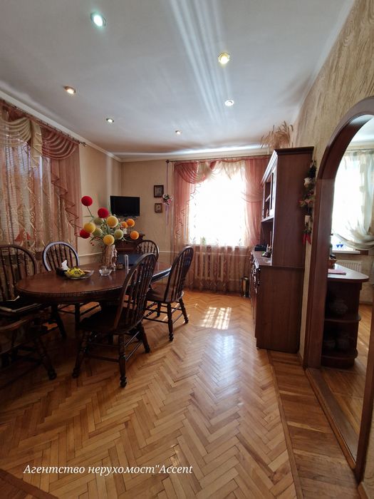 Будинок для великої родини.