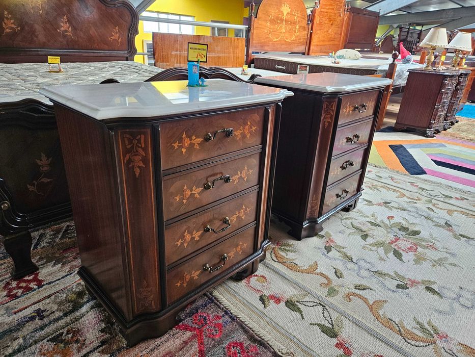 Grandes mesas de cabeceira em madeira e tampo em pedra - ópti