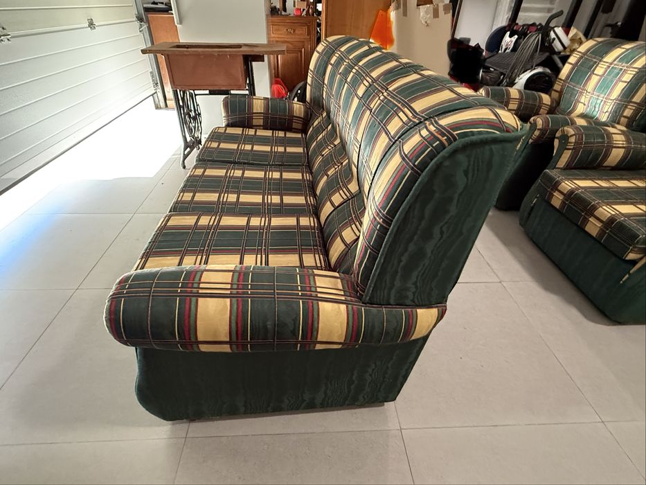 Conjunto de sofas. Um sofa cams de 3 lugares e Dois individuais