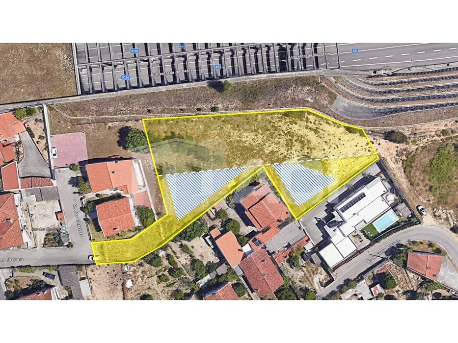 Plot of land measuring 1,730 m² adjacent to the city