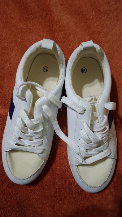 Кросівки нові білі