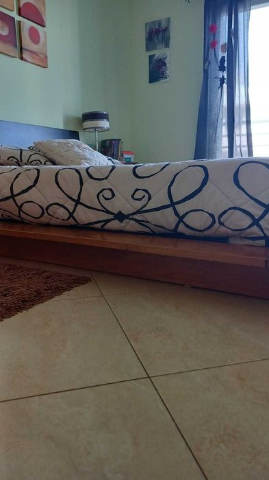 Cama de casal, com colchão e mesinhas de cabeceira