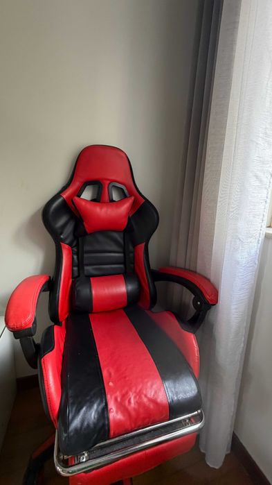 Cadeira Gaming preta e vermelha, ideal para gaming, estudar ou trabalhar.