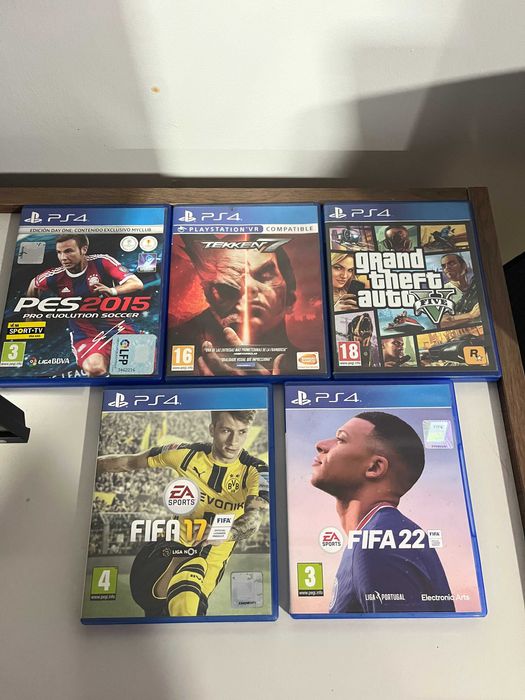 PS4 1TB com 1 comando e 5 jogos