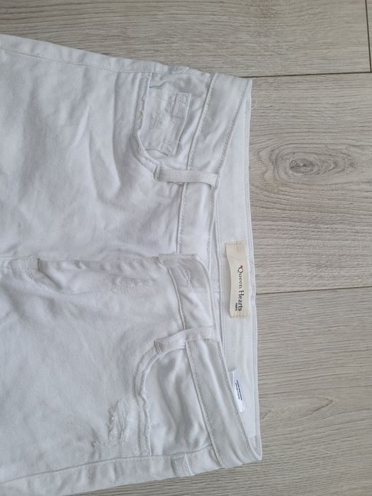 białe jeansy skinny Queen Hearts rozm. XS