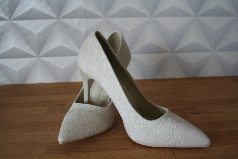 Nowe kremowe szpilki