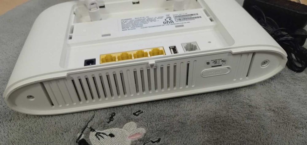 Гарний швидкий стационарный 3G/4G/LTE WiFi роутер Huawei B715s-23c SIM