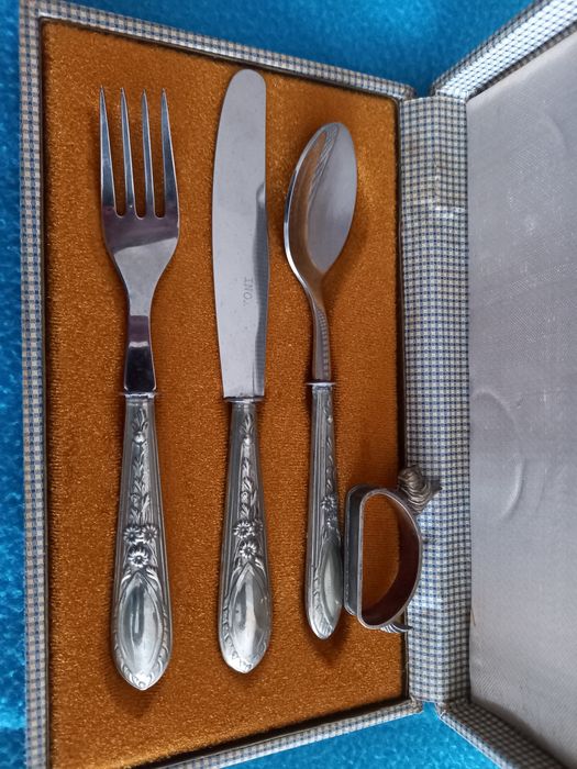 Talheres antigos de criança em cabos em prata