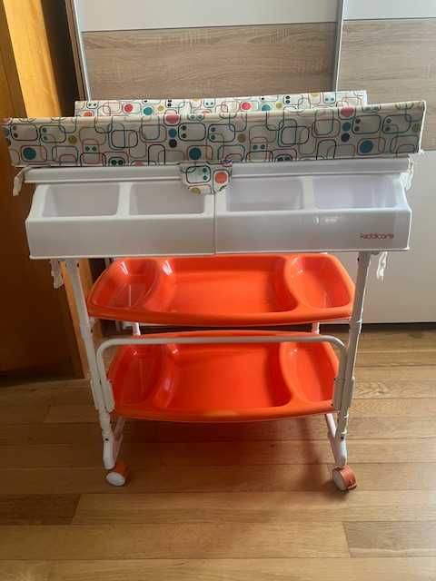 Fraldario com banheira