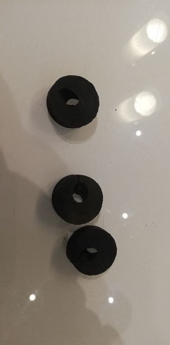 Fiat 126p przelotki gumowe tylnej belki oryginalne 3 sztuki
