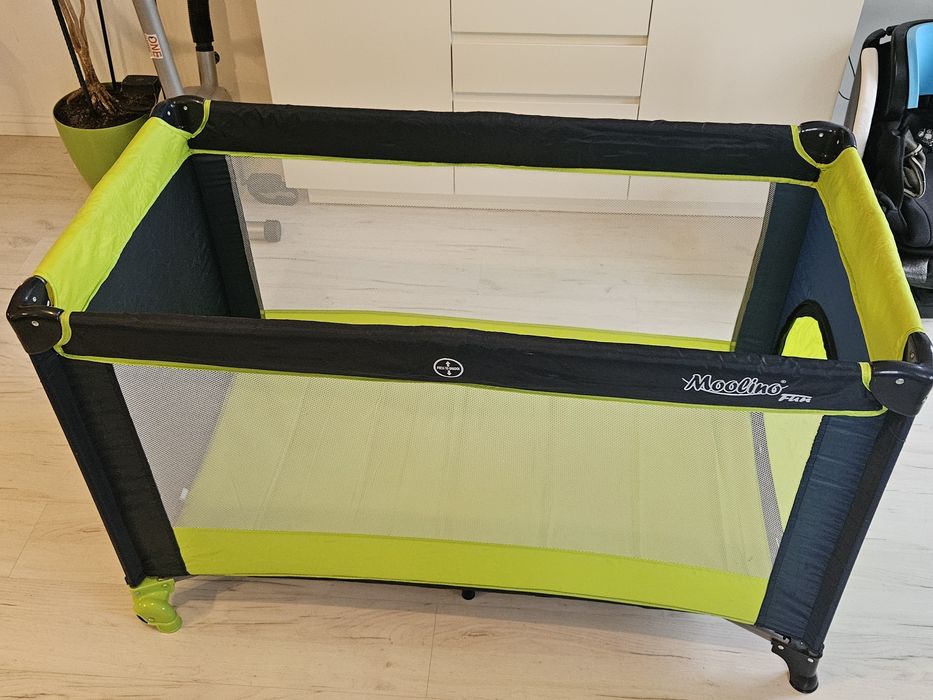 Łóżeczko turystyczne Moolino Fun – zielone, w bardzo dobrym stanie