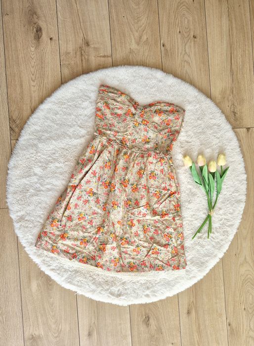 Piękna sukienka bez ramion Bershka S 36 beż w kwiaty odkryte ramiona