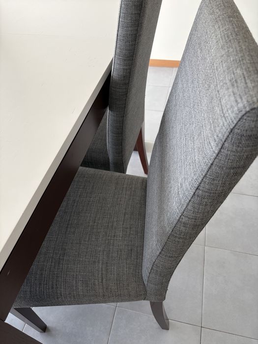 Mesa extensível em madeira maciça + 4 cadeiras estofadas