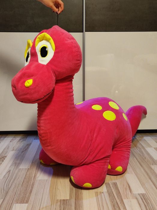 Ogromny duży róźowy dinozaur