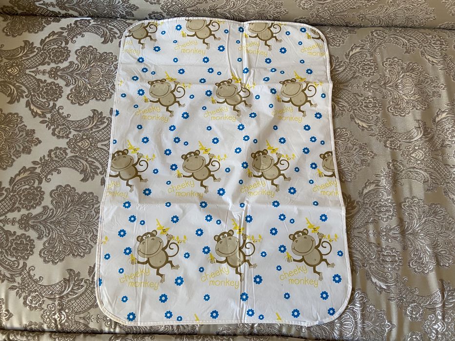 Коврик для пеленания непромокаемый, можно стелить в кроватку. Новый