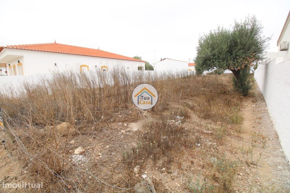 Terreno Urbano de 676 m2 com Água e Luz, Entradas, Castro Verde