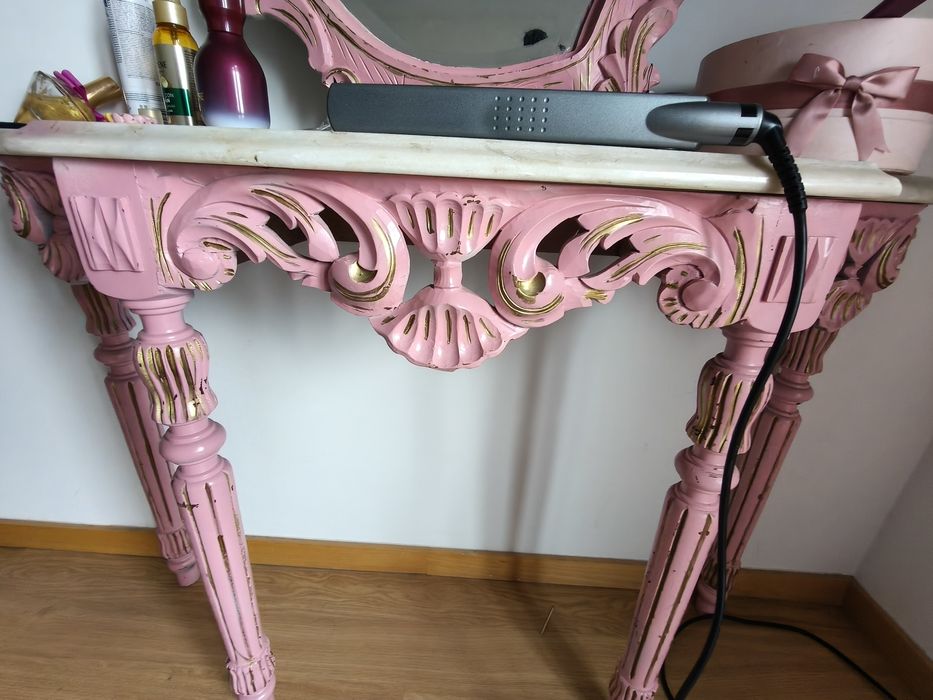 Penteadeira antiga com 2 cadeiras.