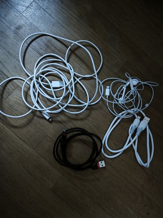 дротові AirPods і три зарядки USB-A to Lightning