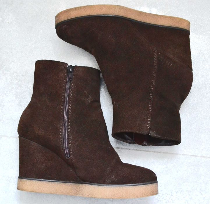 Zamszowe botki na koturnach Lasocki