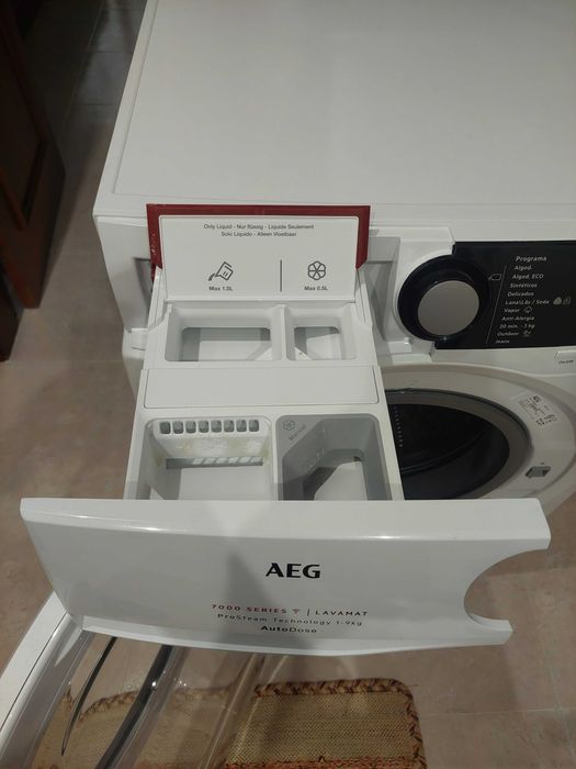 Máquina de Lavar Roupa 9 kg AEG L7FBE941Q (entrega em mão)