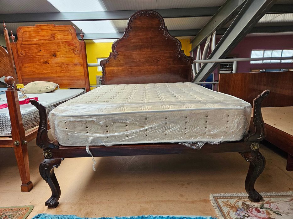 Cama antiga em madeira maciça com estrado e colchão - Bom estado geral
