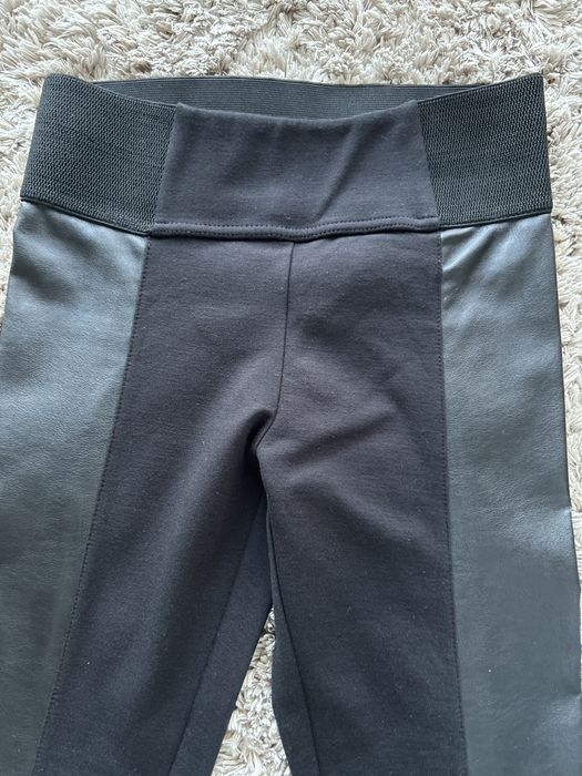 Leggins pretas pele e tecido