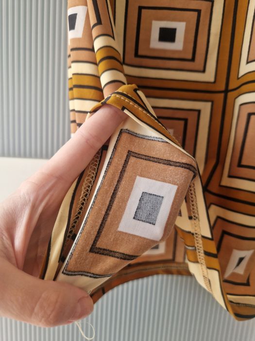 złoty crop top na ramiączkach, mocne wycięcia pod pachami, śliski leją