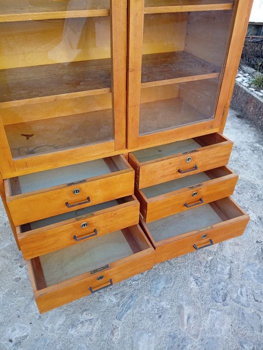 Móvel vitrine com gavetas