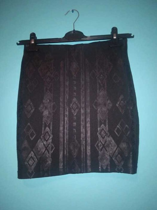 Spódniczka mini w drobne cekinki Orsay idealna na imprezę