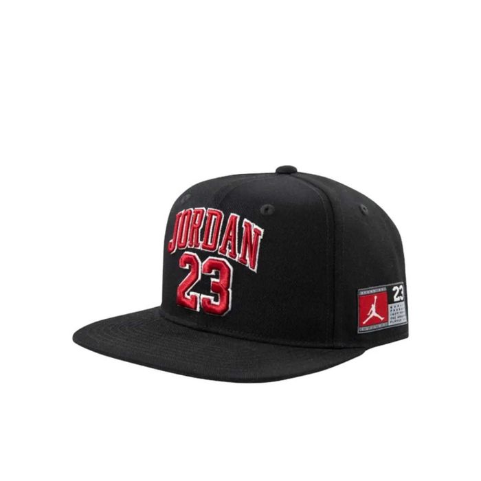 Boné da Jordan com oferta de uma t-shirt da Jordan 14-15
