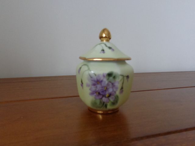 Pote em porcelana pintado à mão