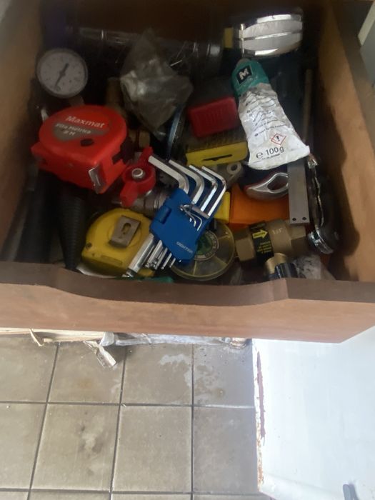 Ferramentas novas e mala com jogos de chaves e pontas