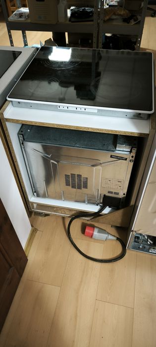Piekarnik elektryczny Whirlpool z płytą